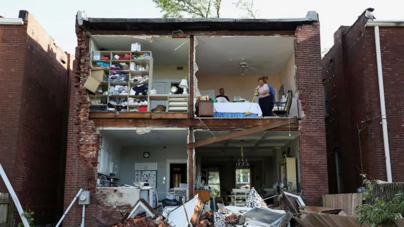 Five dead after tornado tears through St Louis - Nsemkeka