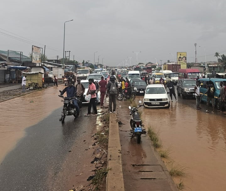 Flooding on Pokuase–Amasaman road leaves commuters stranded - Nsemkeka