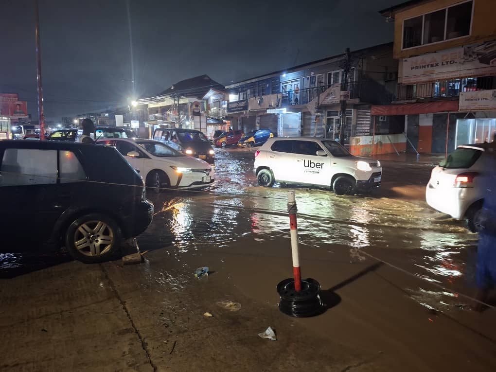 Heavy evening rainfall floods Odorkor-Kwashieman road, causes traffic disruptions - Nsemkeka