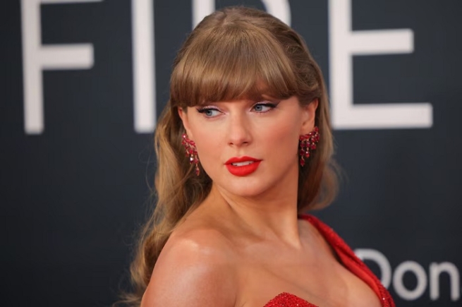 Taylor Swift poses at the red carpet during the 67th Annual Grammy Awards in Los Angeles, California, U.S., February 2, 2025. REUTERS/Daniel Cole/File Photo