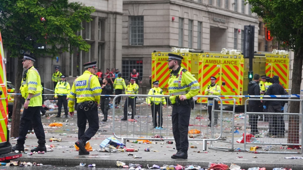 Liverpool trophy parade: Man arrested and two seriously injured as car collides with people in city centre - Nsemkeka