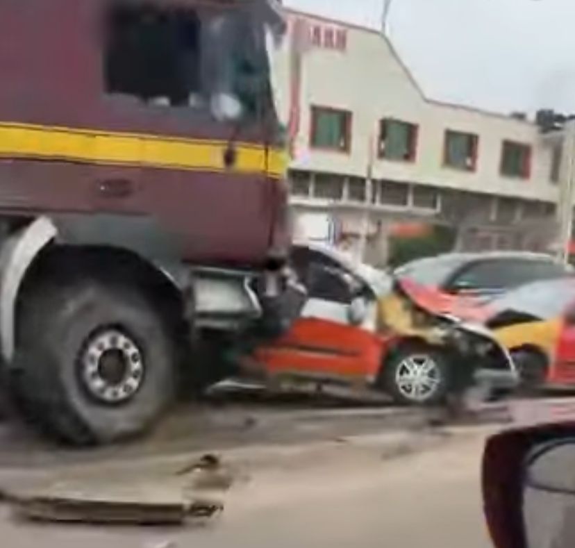 Multiple cars crashed after tipper truck fails brake at Anloga Junction in Kumasi - Nsemkeka