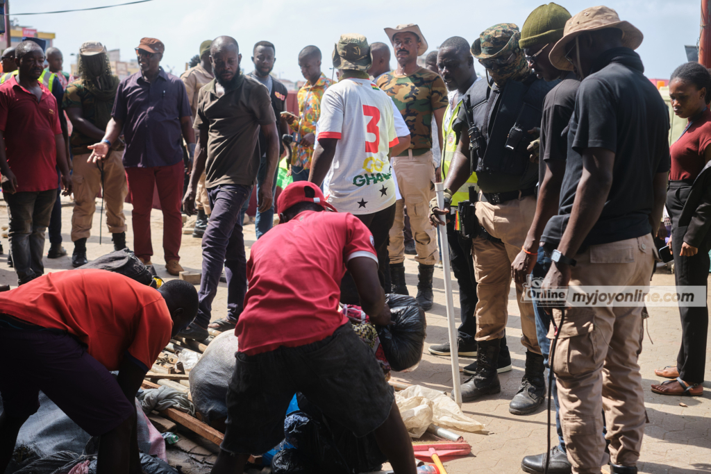 Photos: AMA intensifies monitoring on day 3 of decongestion exercise - Nsemkeka