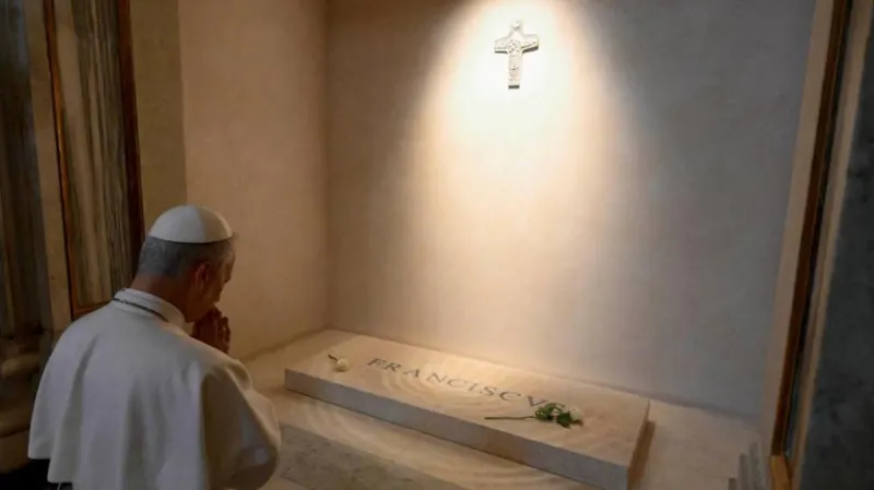 Pope Leo prays at tomb of Francis ahead of first Sunday address - Nsemkeka