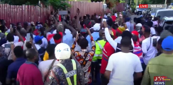 Tensions rise as NPP supporters besiege NIB headquarters over Wontumi’s transfer - Nsemkeka