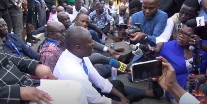 Video: Minority MPs sit on the floor in protest of Wontumi's detention - Nsemkeka