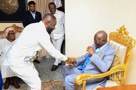 DESPITE KNEELS TO ASANTEHENE AT EAST LEGON MUSEUM LAUNCH - Nsemkeka
